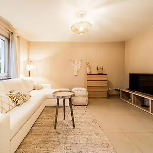 Beautiful In The And Free Parking Apartment